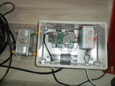 Gabinete con la Raspberry Pi que recolecta los datos de combustible